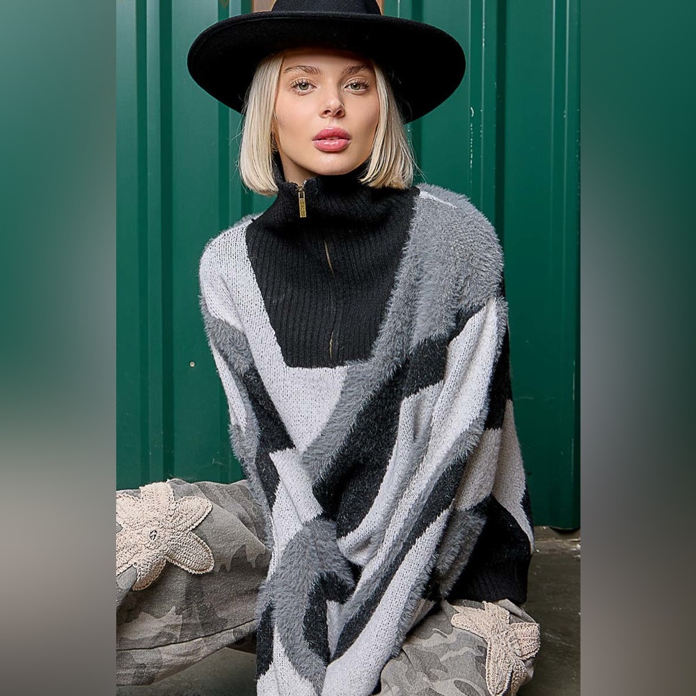 P07 POL Black and Gray Women's Turtleneck Sweater